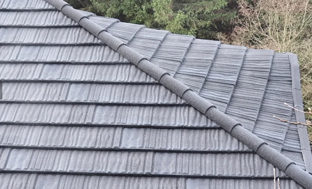 Композитна металочерепиця Novatik Natura Wood сірого кольору, текстуроване покриття під дерев'яну гонту.
